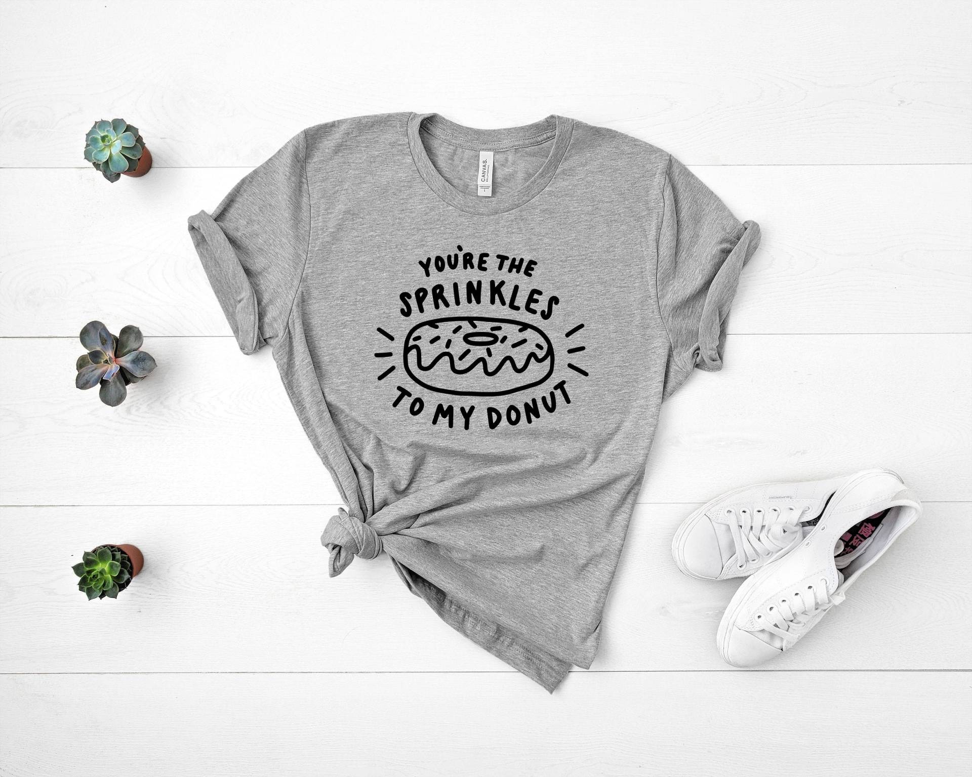 Sie Sind Die Sprinkles Zu Meinem Donut Premium T-Shirt, Geburtstagsgeschenk Für Sie, Lustige Valentinstag Shirt, Bff Shirts Sie Sind Die Sprinkles Zu Meinem Donut Premium T-Shirt, Geburtstagsgeschenk Für Sie, Lustige Valentinstag Shirt, Bff Shirts von ThopasCo
