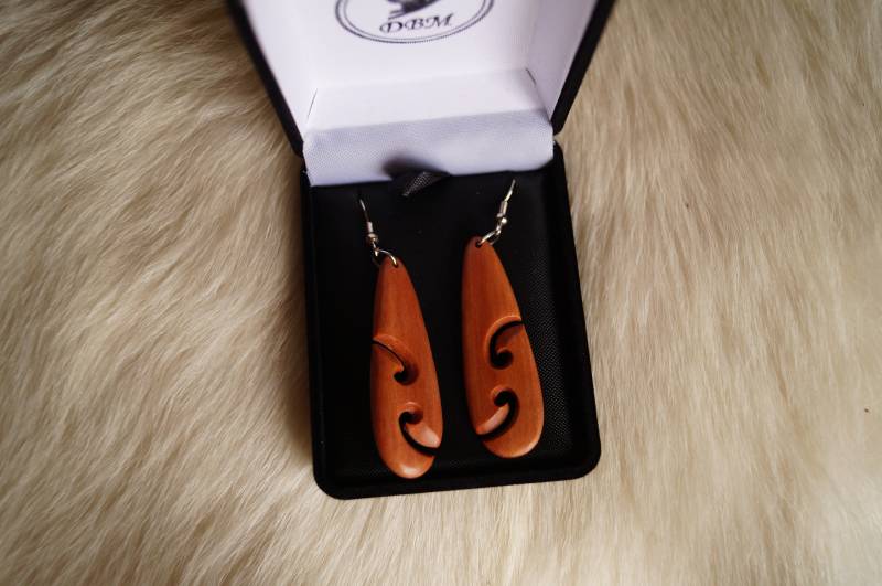 Carved Wood Earrings von Thoreg
