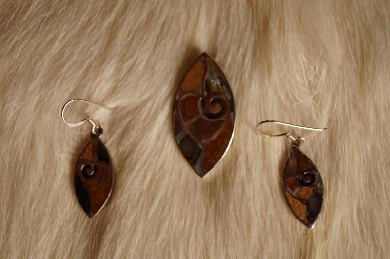 Nice New Zealand Pendant & Earrings Set von Thoreg