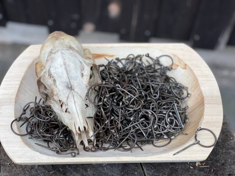 Wadenwickel-Halter, Mittelalterkleidung, Wikingerkleidung, Stahlfibeln, Reenactment, Larp Wadenwickel-Halter, Mittelalterkleidung, Wikingerkleidung, Stahlfibeln, Reenactment, Larp von ThoridsGewandung