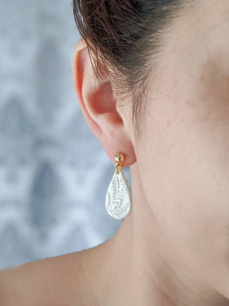 Zarte Perlmutt Weiße Braut Ohrringe | Floraler Spitzendruck Und Goldene Ohrstecker Passen Sie Ihre Hochzeitsfarben An Polymer Clay Schmuck von ThornTreeDesigns