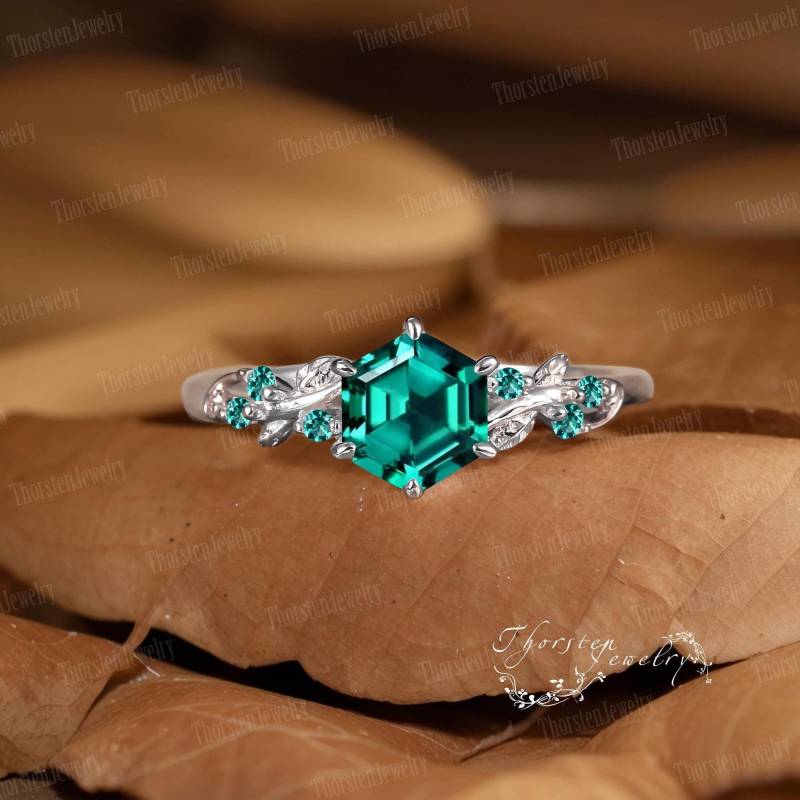 Hexagon Cut Emerald Engagement Ring White Gold Leaf Nature Inspired Vintage Promise Platinum Art Deco Green Gemstone For Women von ThorstenOpos