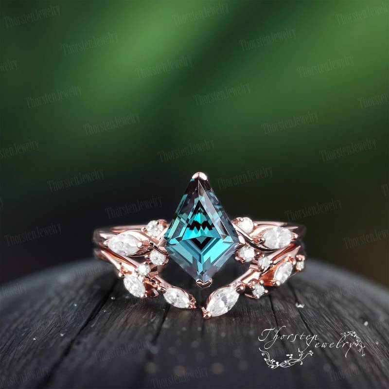 Kite Cut Alexandrite Engagement Ring Sets Rose Gold Bridal Promise Colour Changing Stone Cluster June Birthstone For Women von ThorstenOpos