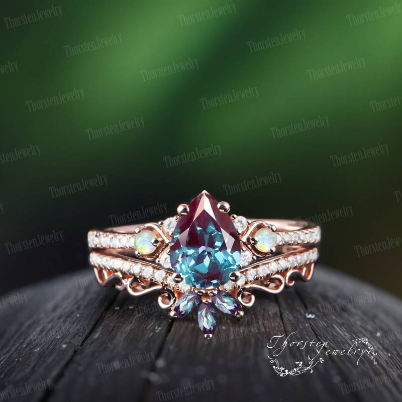 Pear Alexandrite Engagement Ring Rose Gold Bridal Sets Promise Art Deco Colour Changing Stone Cluster Handmade Jewelry Gifts von ThorstenOpos