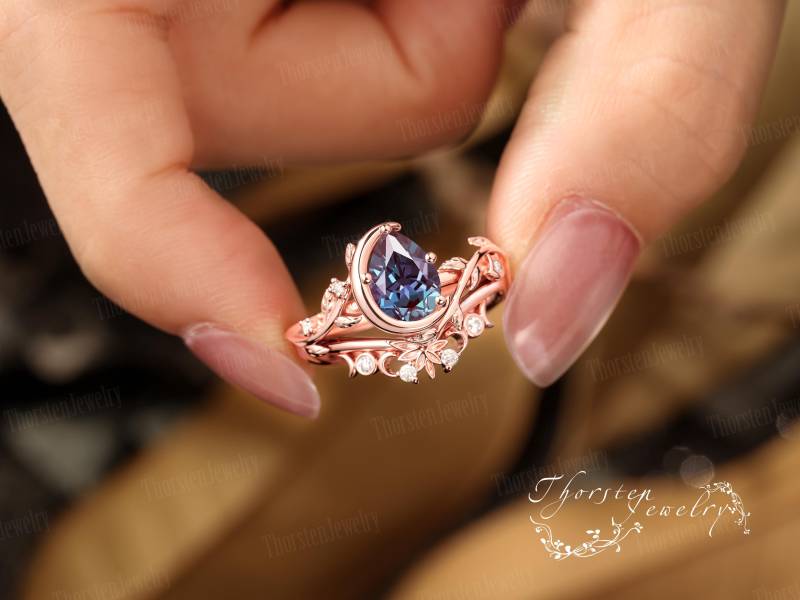 Pear Cut Alexandrite Engagement Ring Sets Rose Gold Promise Moon Bridal Colour Changing Stone Leaf Art Deco Gift For Her von ThorstenOpos