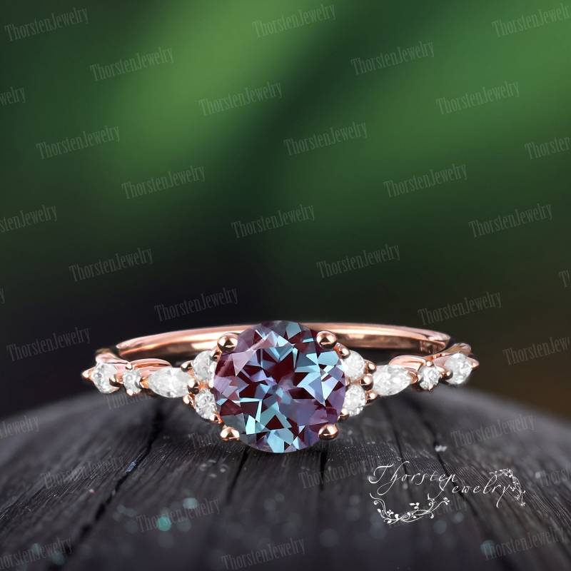 Vintage Alexandrite Engagement Ring | Unique Rose Gold Wedding Round Cut Cluster Diamond Promise Anniversary Gift von ThorstenOpos