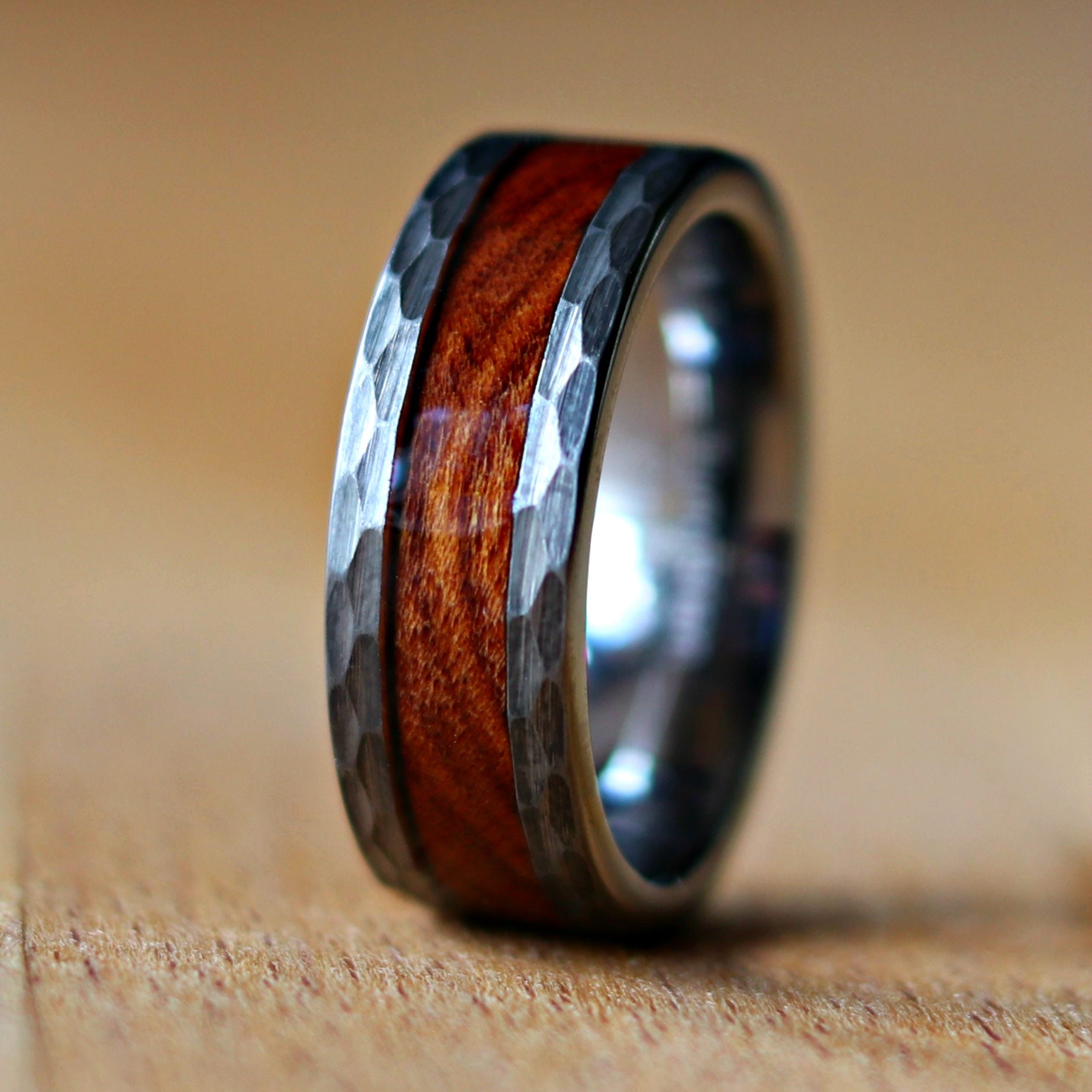 Der Zeus, Eisenholz Holzring, Gehämmerte Männer Ring, Wolfram Ring Gehämmert, Holz Ehering, Thorum von ThorumCo