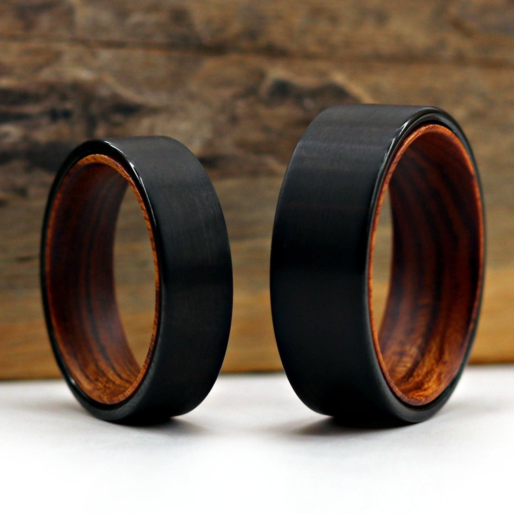 The Rebel Rings, Eisenholz Ringe, Wolfram Schwarze Eheringe, Verlobungsringe, Wüsteneisenholz Thorum von ThorumCo