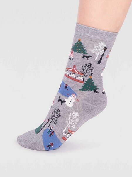 Thought GOTS Socken Modell: Gloria Christmas Scene von Thought