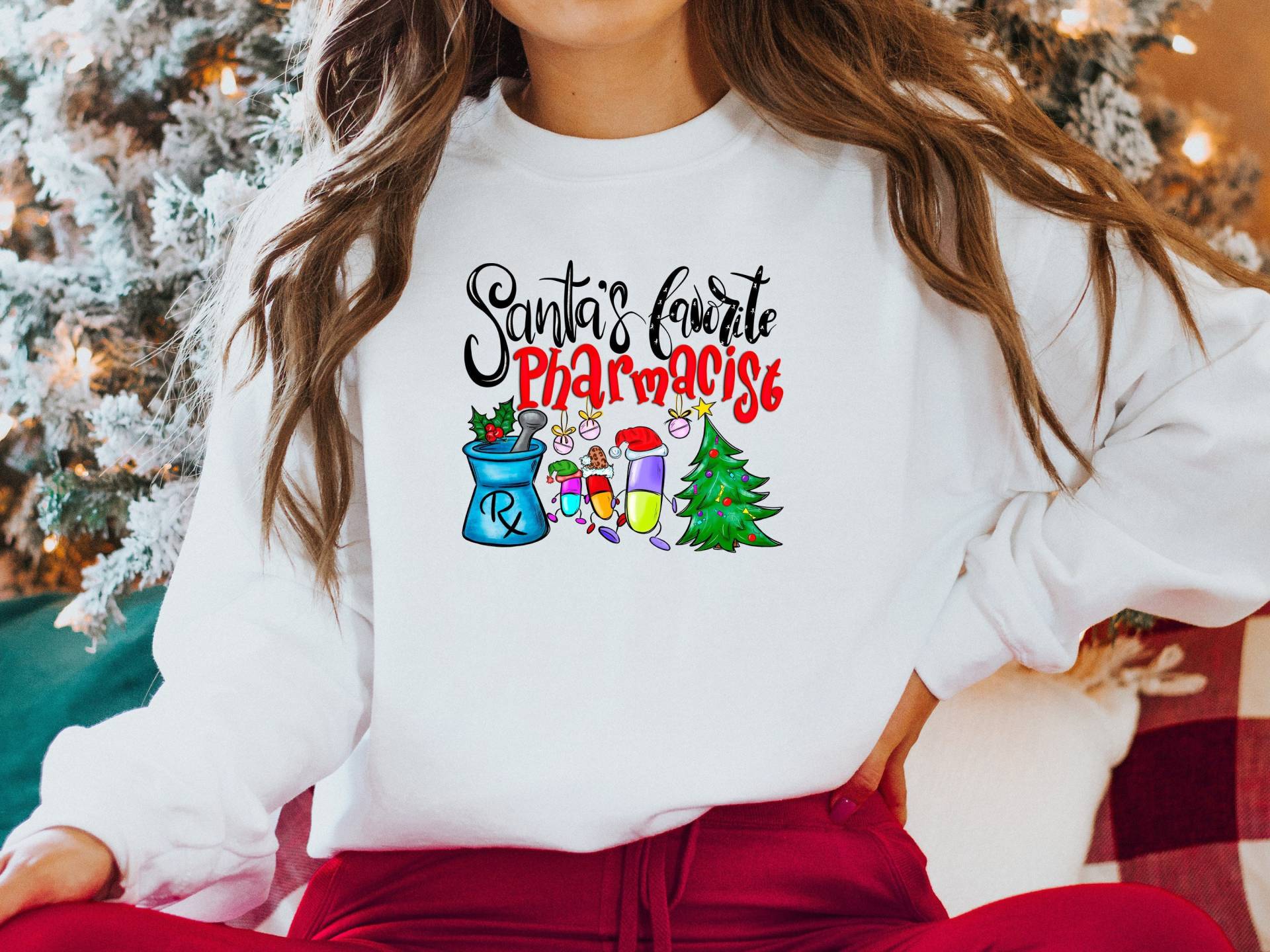 Santa Es Favorite Apotheker - Apothekerpullover Trendy Urlaubspullover Apotheke Weihnachtspullover Weihnachtsgeschenk Für Santa Es Favorite Apotheker - Apothekerpullover Trendy Urlaubspullover Apotheke Weihnachtspullover Weihnachtsgeschenk Für von ThoughtfulnessShop