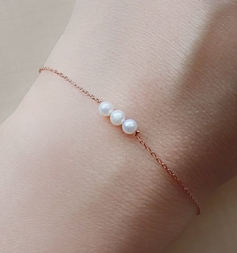 Freshwater Pearl Bracelet, Rose Gold Sterling Silver, Dainty Minimalist Delicate Thin Bracelet von ThoughtsAccessories