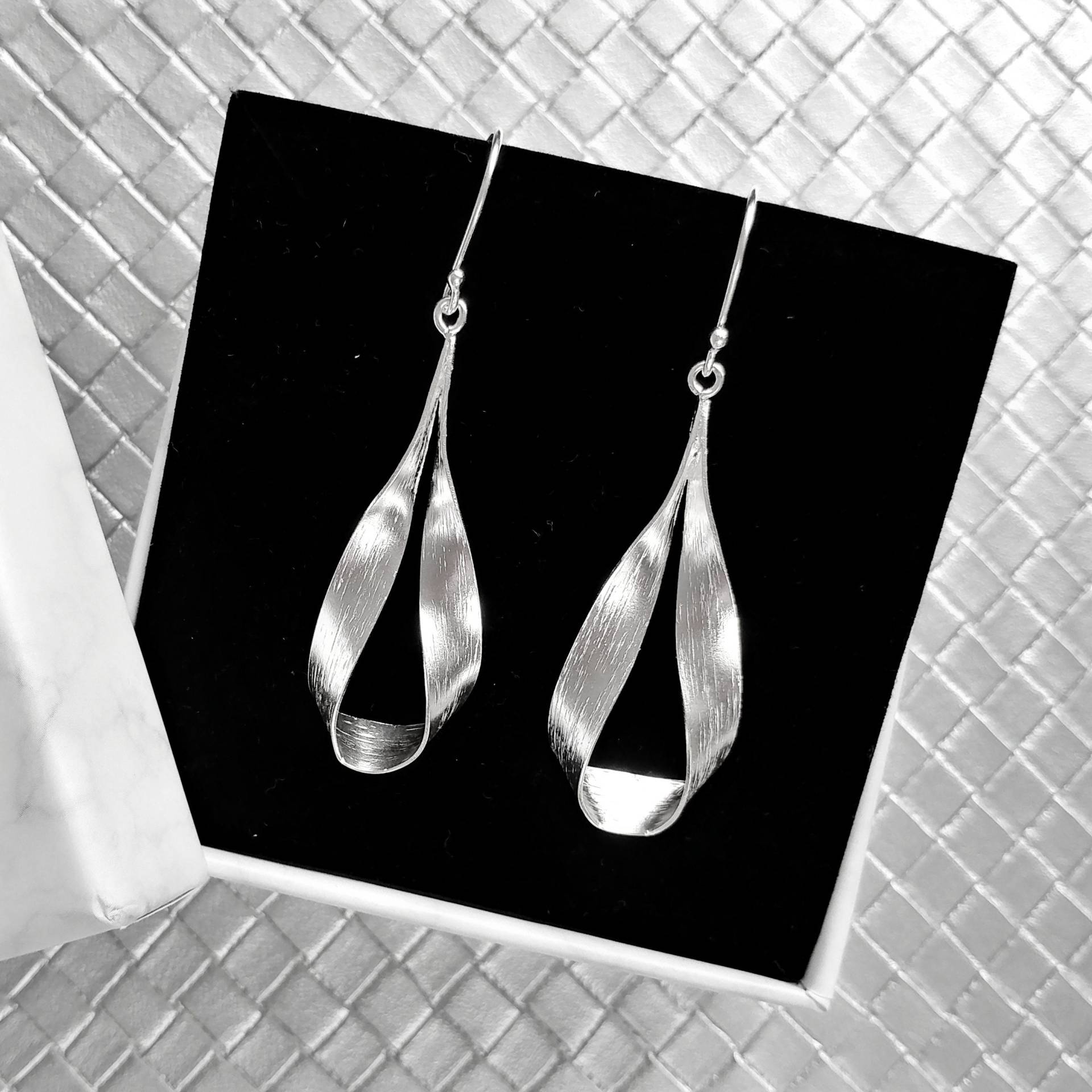 Ribbon Dangle Earrings, Sterling Silver Women Drop Long Minimalist Earrings von ThoughtsAccessories