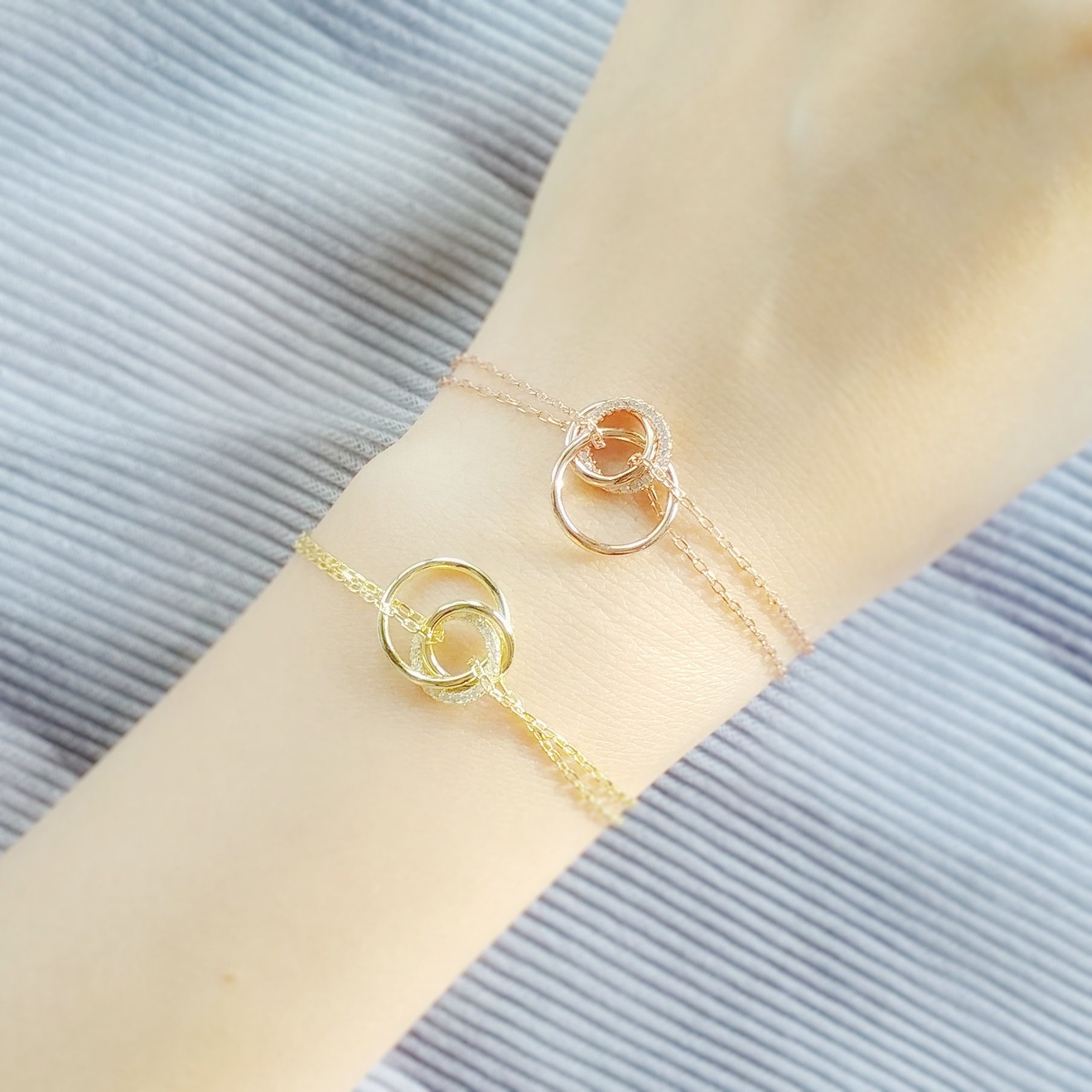 Sterling Silver Interlocking Circles Bracelet, Layered Rose Gold Women Bracelets, Stacking Bracelets von ThoughtsAccessories