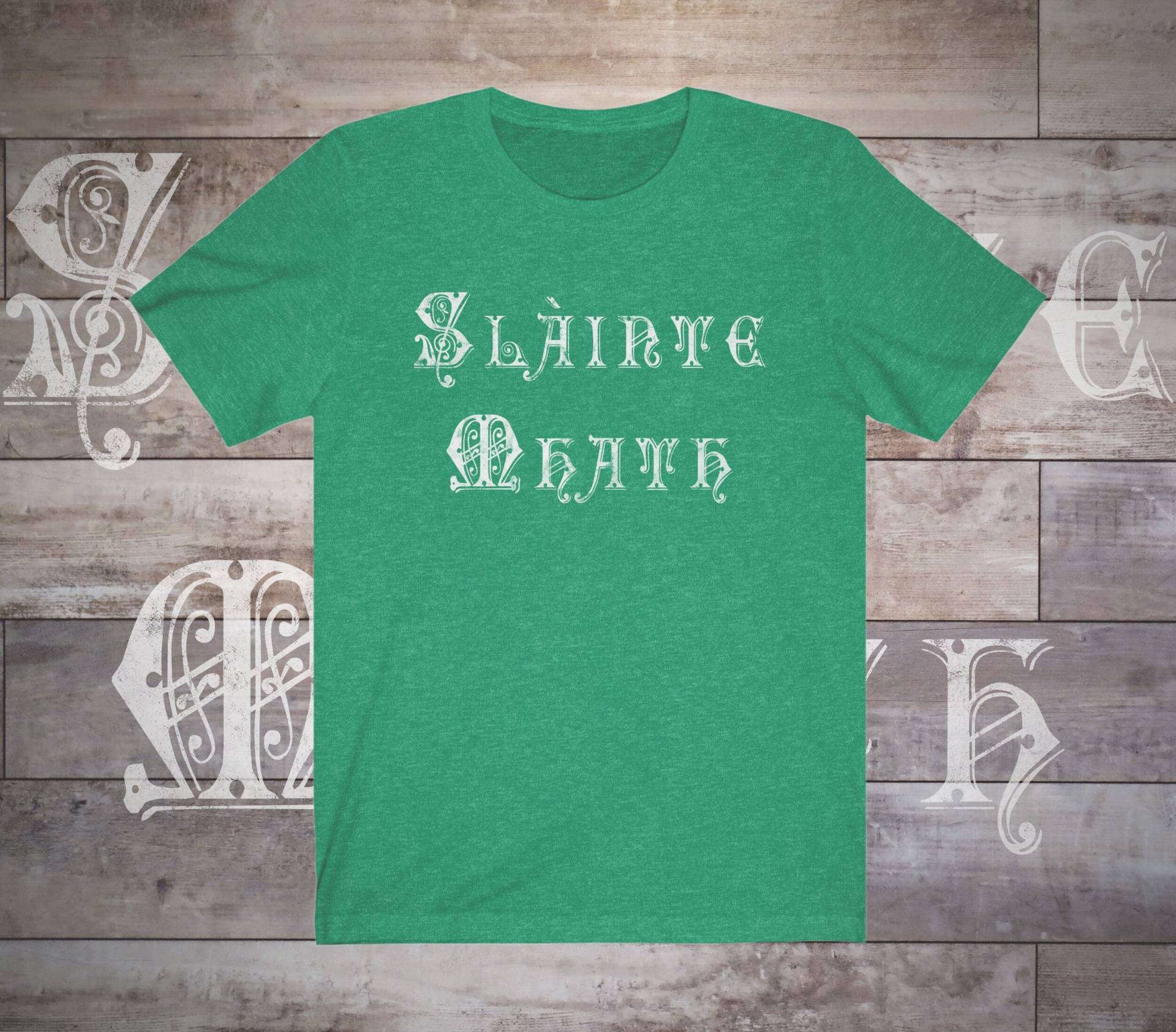 Slainte Mhath Good Health Unisex Jersey Kurzärmeliges T-Shirt St Patricks Day Cheers Vintage Washed Worn Grafik Gaelic Celtic Irish Pub Slainte Mhath Good Health Unisex Jersey Kurzärmeliges T-Shirt St Patricks Day Cheers Vintage Washed Worn Grafik Gaelic Celtic Irish Pub von ThreadAlive