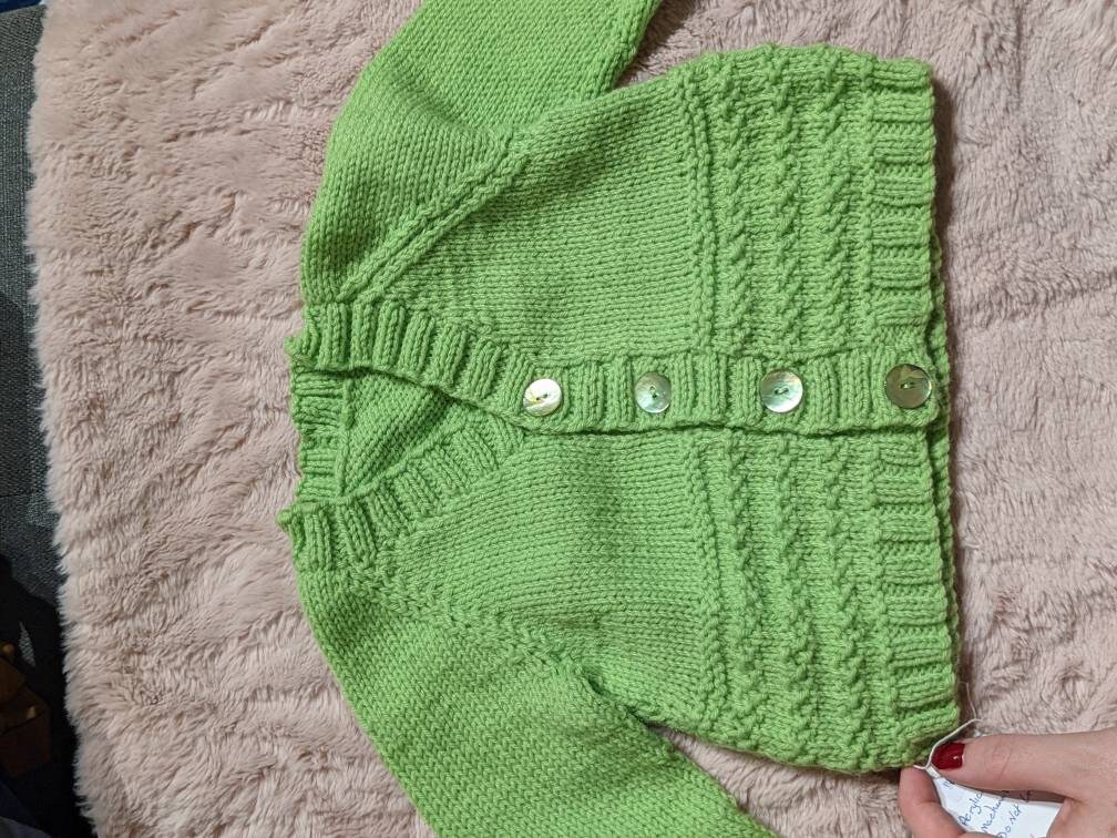 Handgestrickte Baby Cardigan - Grün Handgestrickte Baby Cardigan - Grün von ThreadByThreadDesign