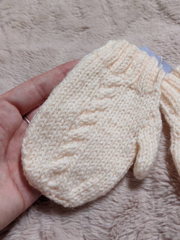 Handgestrickte Baby Handschuhe - Pfirsich Handgestrickte Baby Handschuhe - Pfirsich von ThreadByThreadDesign