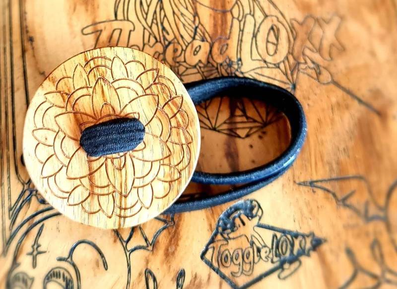Buttonloxx Dreadkrawatte Mandala Motiv Graviert | Eiche 50mm von ThreadLOXX