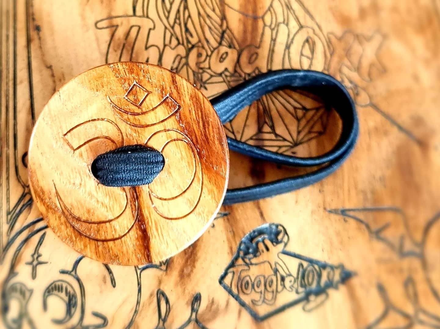 Buttonloxx Dreadkrawatte Om Symbol Graviertes Design | Eiche 50mm Buttonloxx Dreadkrawatte Om Symbol Graviertes Design | Eiche 50mm von ThreadLOXX