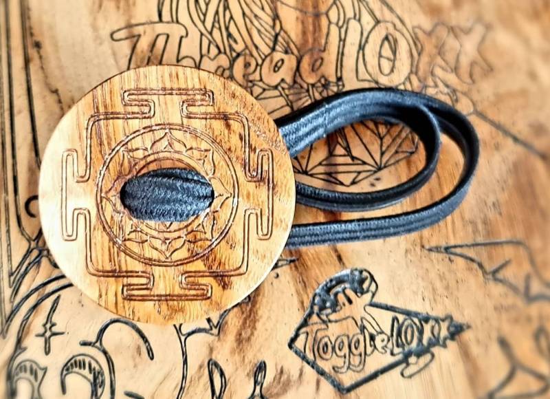 Buttonloxx Dreadkrawatte Shri Yantra Motiv | Eiche 50mm von ThreadLOXX