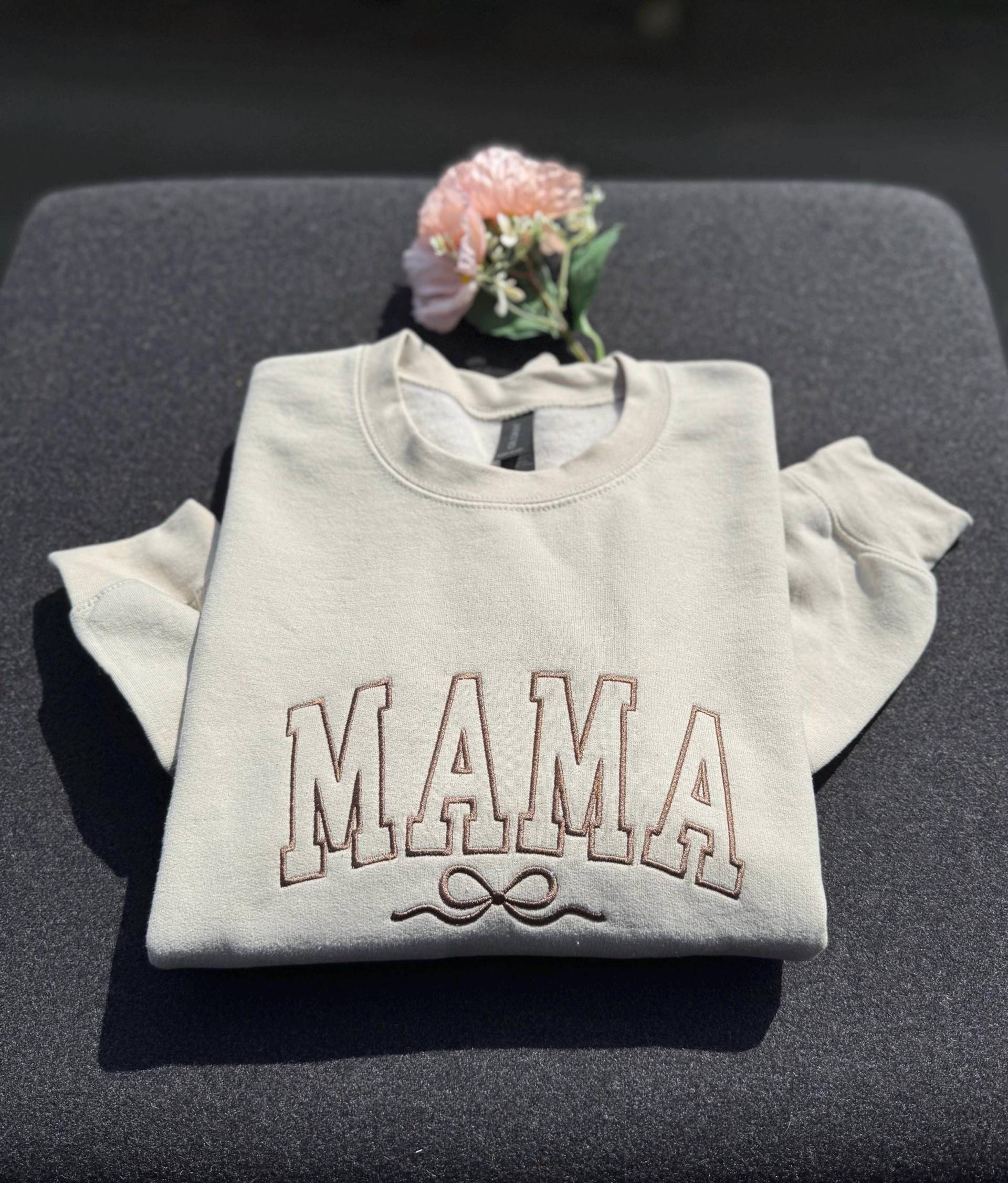 Besticktes Mama Sweatshirt Handgemachtes Pullover Aus Einer Baumwollmischung von ThreadandPressed