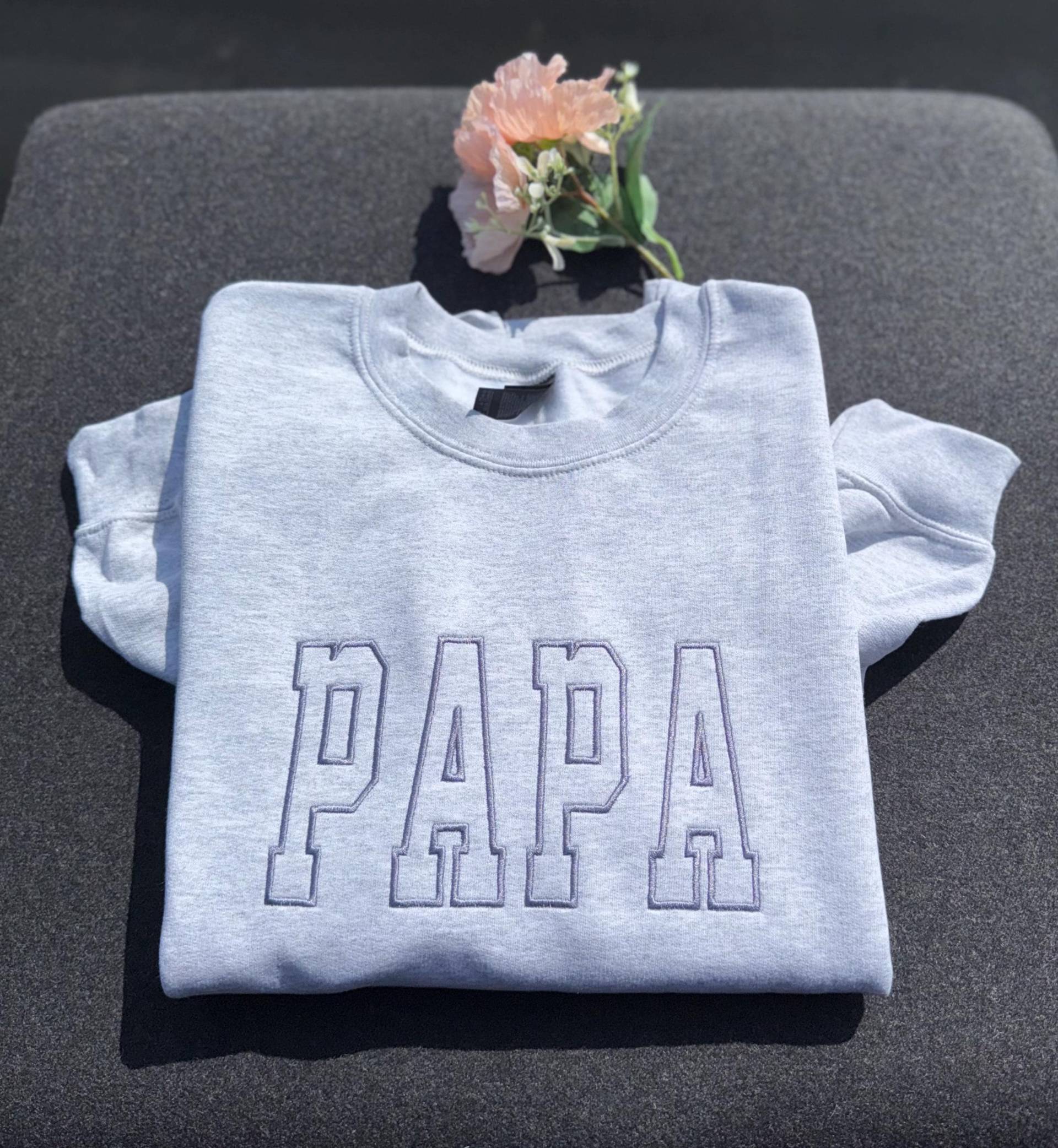 Besticktes Papa Sweatshirt Handgemachtes Gildan 18000 Unisex Sweatshirt von ThreadandPressed