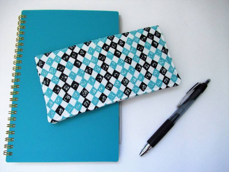 Scheckheftabdeckung, Stoffbezug Scheckheft, Scheckheft Inhaber, Türkis Geschenk Für Mitarbeiter, Freund, Unter 15 Scheckheftabdeckung, Stoffbezug Scheckheft, Scheckheft Inhaber, Türkis Geschenk Für Mitarbeiter, Freund, Unter 15 von ThreadandPurls