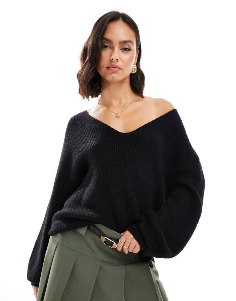 Threadbare - Flauschiger, locker geschnittener Pullover in Schwarz mit V-Ausschnitt von Threadbare