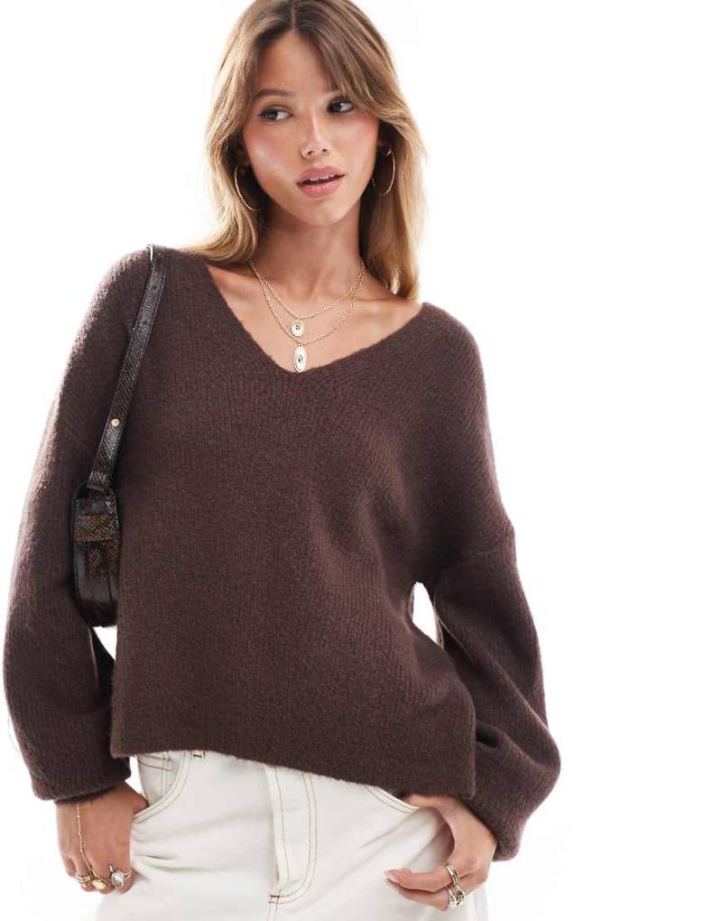 Threadbare - Flauschiger, lockerer Pullover in Braun mit V-Ausschnitt von Threadbare