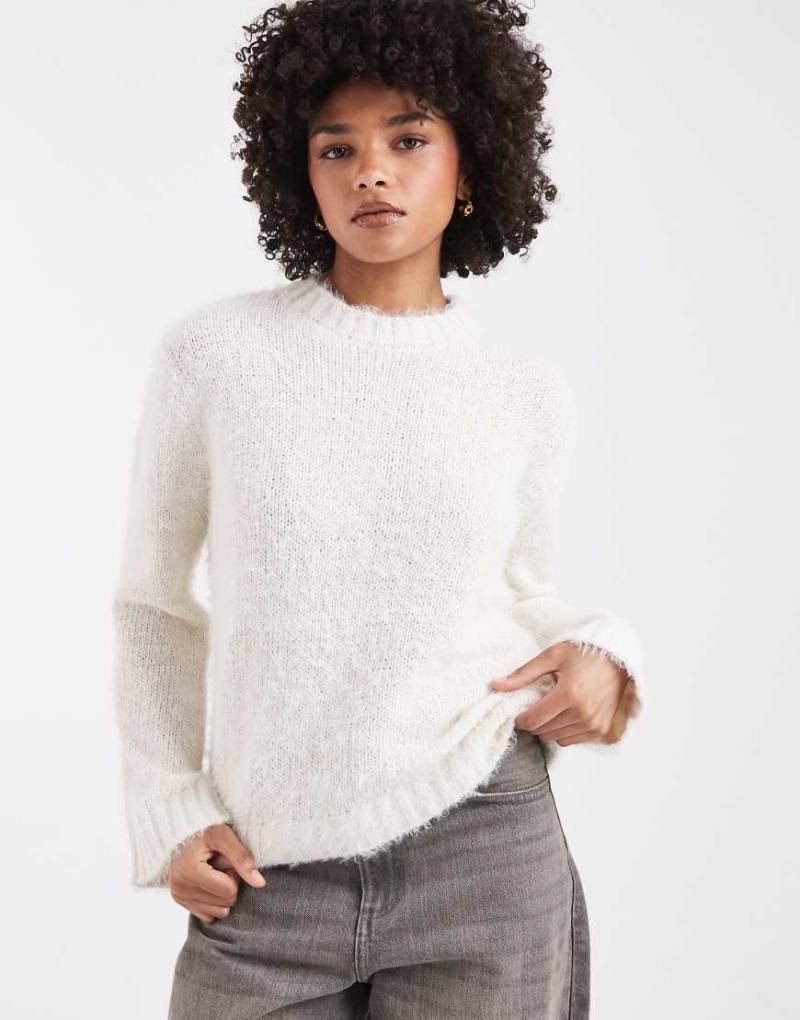Threadbare - Flauschiger, weicher Pullover in Ecru mit Rundhalsausschnitt-Weiß von Threadbare