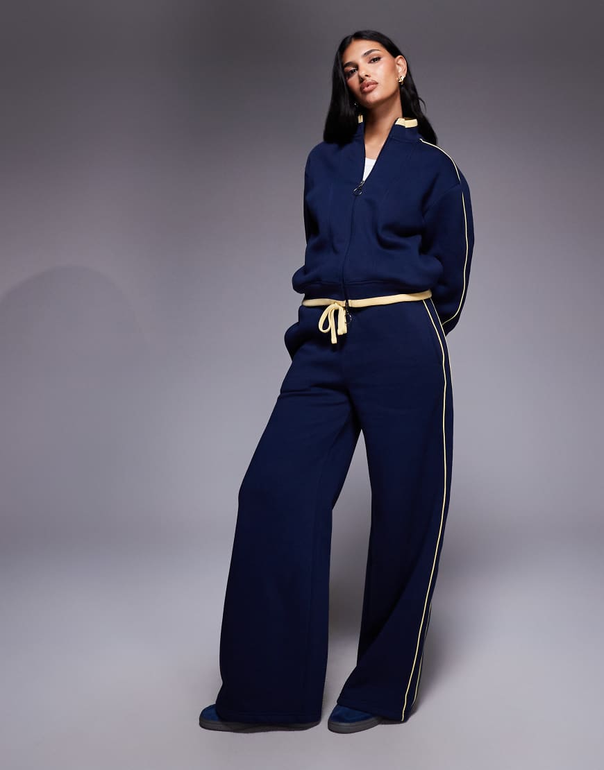 Threadbare - Fleece-Trainingshose in Marineblau mit geradem Bein und gelbem Kontrastbesatz, Kombiteil von Threadbare