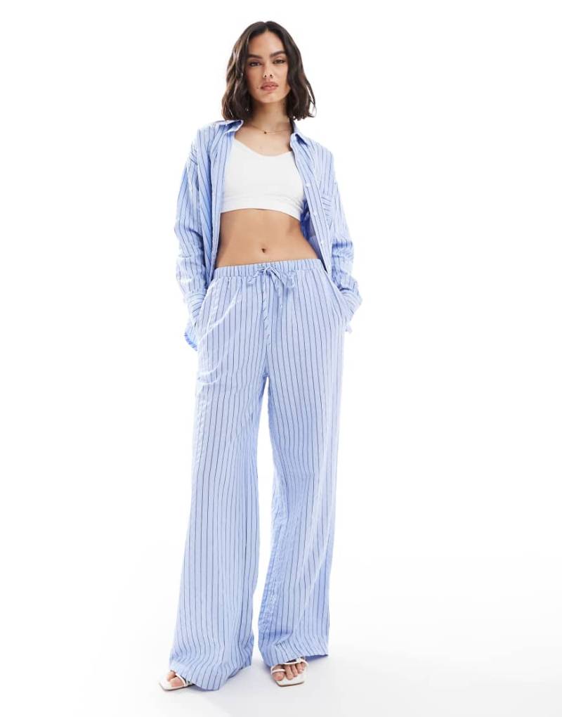 Threadbare - Gerade geschnittene Hose in gestreiftem Blau mit Kordelzugbund, Kombiteil von Threadbare