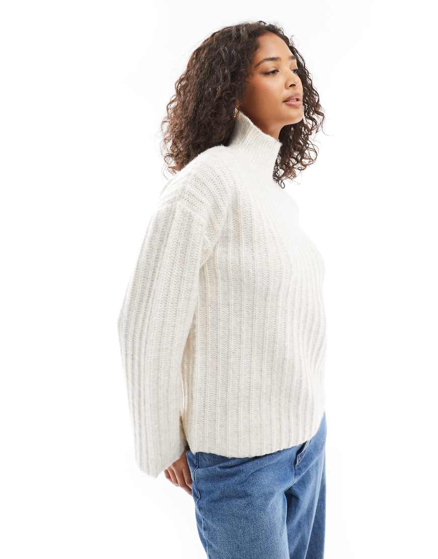 Threadbare - Gerippter Pullover in Creme mit Stehkragen-Weiß Threadbare - Gerippter Pullover in Creme mit Stehkragen-Weiß von Threadbare