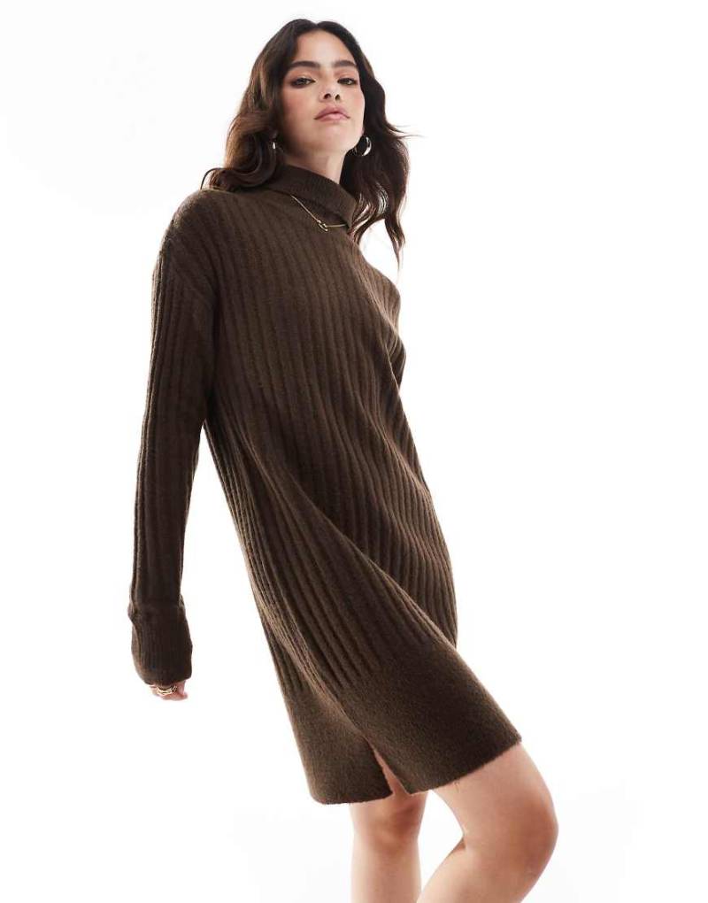 Threadbare - Geripptes, kurzes Pulloverkleid in Schokobraun mit Rollkragen von Threadbare