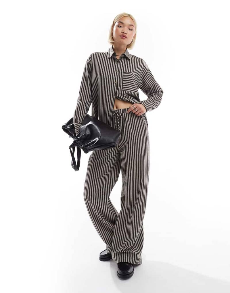 Threadbare - Hose in Schokobraun mit Streifen und weitem Bein, Kombiteil von Threadbare