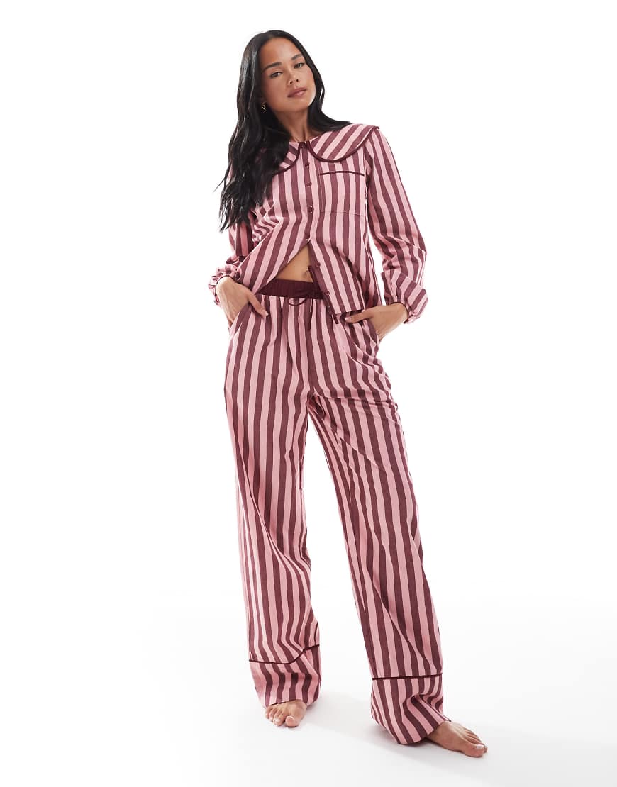 Threadbare - Gestreifter Pyjama mit Knopfleiste und Kragen in Burgunderrot und Rosa Threadbare - Gestreifter Pyjama mit Knopfleiste und Kragen in Burgunderrot und Rosa von Threadbare