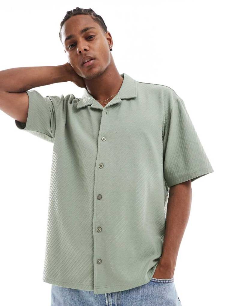 Threadbare - Hemd in Salbeigrün mit Reverskragen und strukturierten Streifen von Threadbare