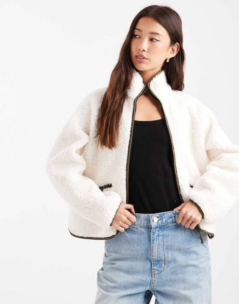 Threadbare - Jacke aus Teddy-Fleece in Ecru und Khaki mit Reißverschluss vorne und Rückeneinsatz-Weiß Threadbare - Jacke aus Teddy-Fleece in Ecru und Khaki mit Reißverschluss vorne und Rückeneinsatz-Weiß von Threadbare