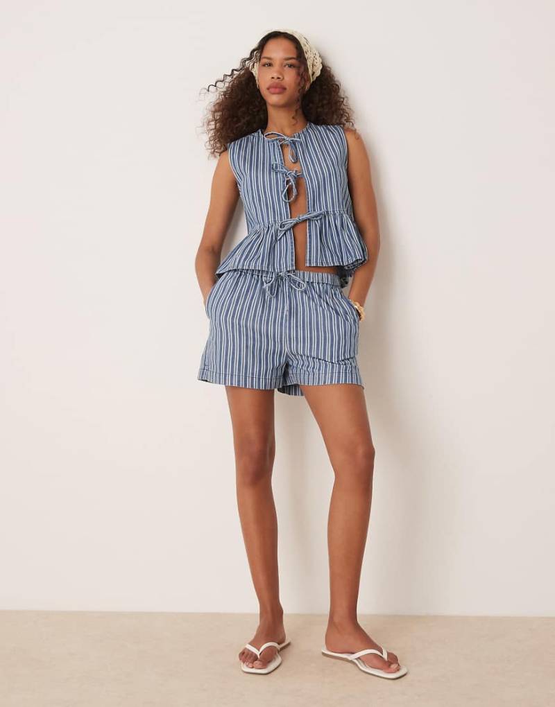 Threadbare - Jeans-Shorts in gestreiftem Blau mit Kordelzugbund, Kombiteil von Threadbare