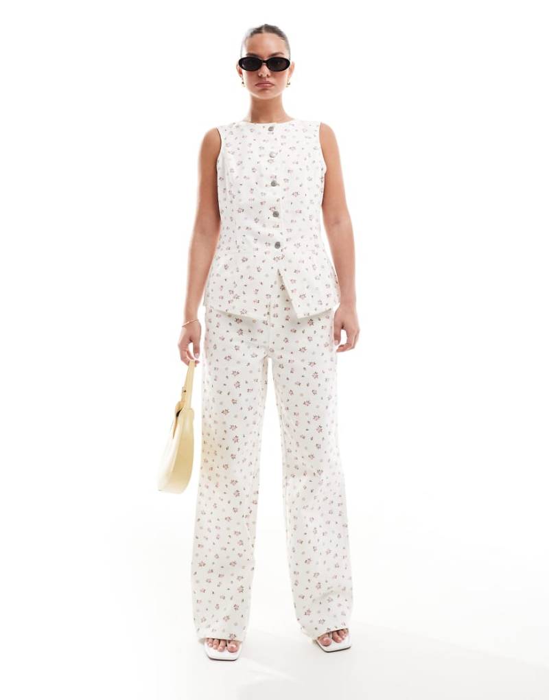 Threadbare - Jeans in Weiß mit Gänseblümchenprint in Rosa und weitem Bein, Kombiteil von Threadbare