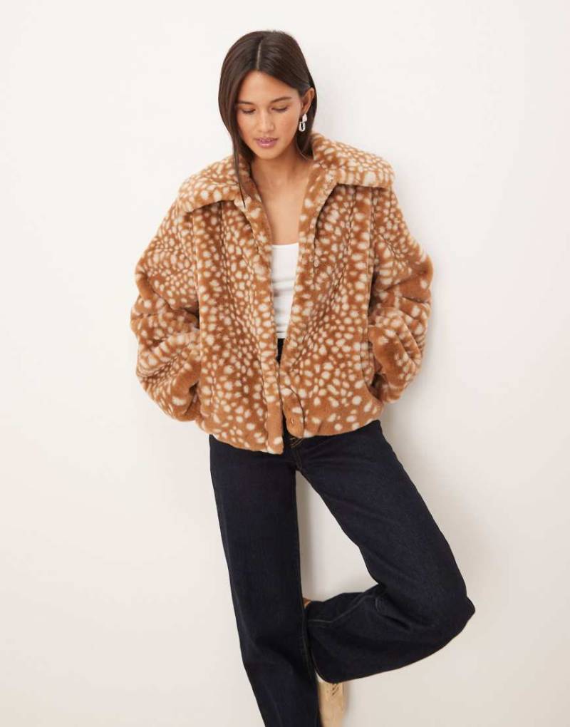 Threadbare - Kunstpelz-Jacke in Hellbraun mit Oversize-Kragen und Reh-Muster-Brown von Threadbare