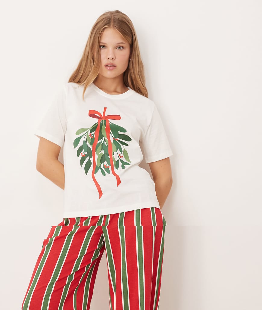 Threadbare - Kurzärmliger Pyjama in Cremeweiß und Rot, mit gestreifter Hose und Mistelzweig-Print von Threadbare