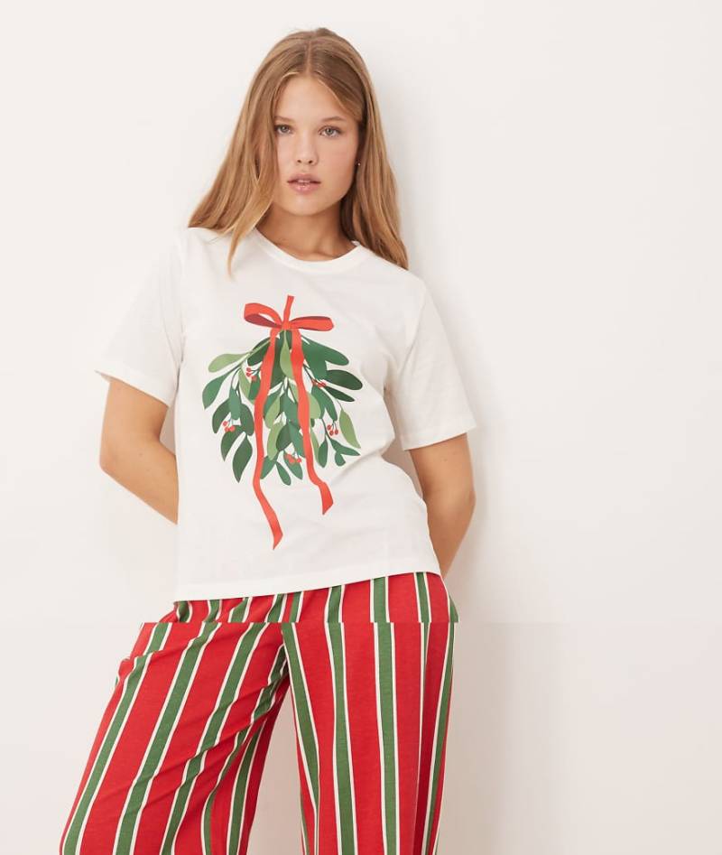 Threadbare - Kurzärmliger Pyjama in Cremeweiß und Rot, mit gestreifter Hose und Mistelzweig-Print von Threadbare