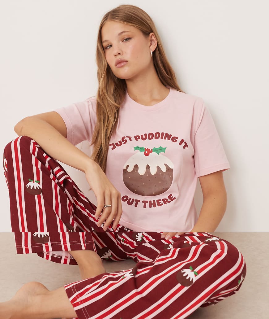 Threadbare - Kurzärmliger Pyjama mit Weihnachtspudding-Print und Hose in Rosa und Rot gestreift von Threadbare