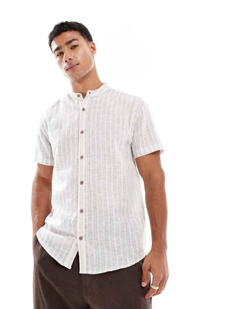 Threadbare - Kurzärmliges, gestreiftes Hemd in Ecru und Steinbeige mit Grandad-Kragen-Neutral von Threadbare