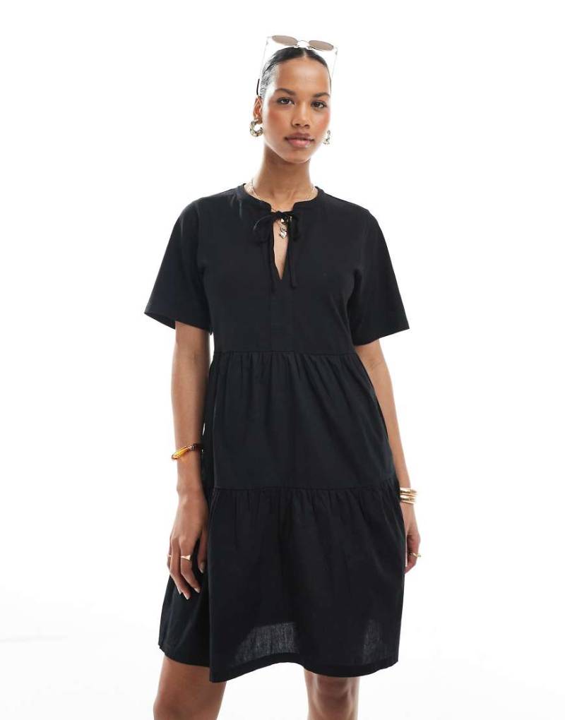 Threadbare - Kurzärmliges, gestuftes Minikleid in Schwarz mit Schlüssellochdetail von Threadbare