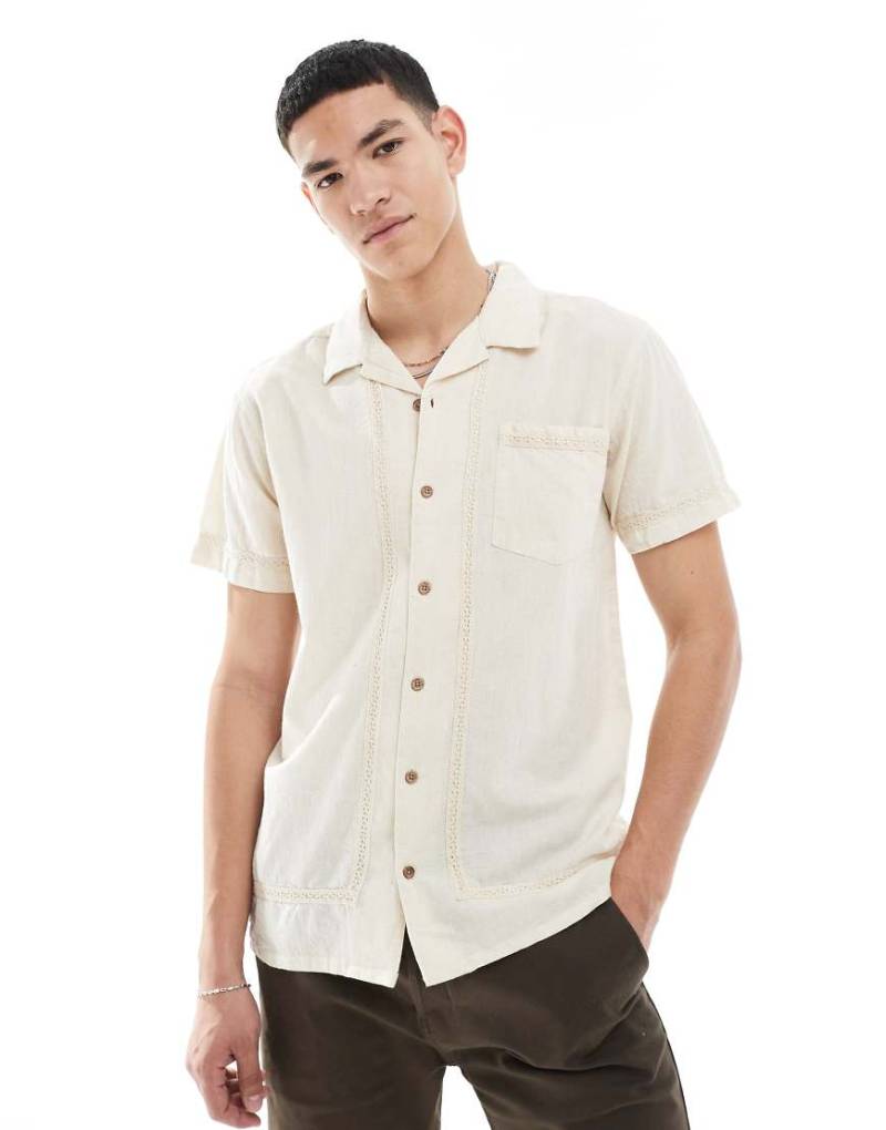 Threadbare - Kurzärmliges Hemd aus Baumwolle in Steinbeige mit Bordüre in Laufmaschen-Optik-Neutral von Threadbare