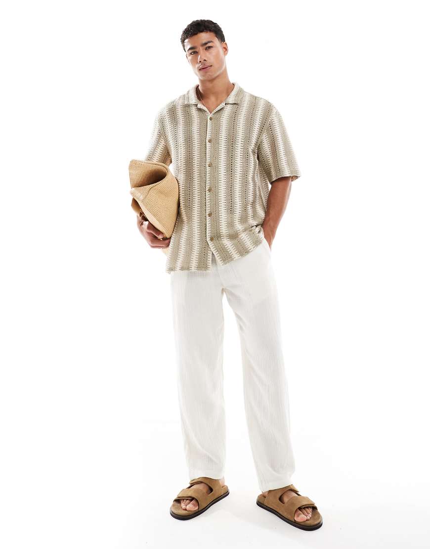 Threadbare - Kurzärmliges Hemd mit Strukturstreifen in Steinbeige und Ecru-Neutral Threadbare - Kurzärmliges Hemd mit Strukturstreifen in Steinbeige und Ecru-Neutral von Threadbare