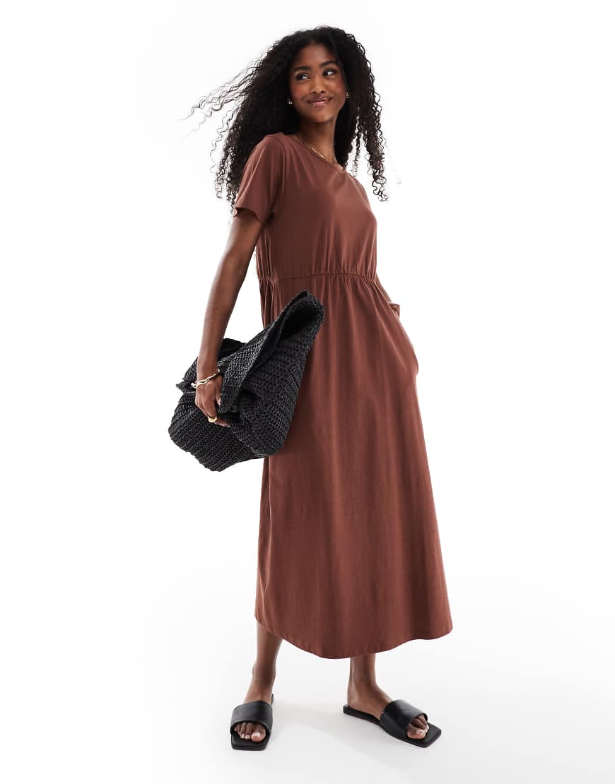 Threadbare - Kurzärmliges Jersey-Midikleid in Braun mit Taschen Threadbare - Kurzärmliges Jersey-Midikleid in Braun mit Taschen von Threadbare