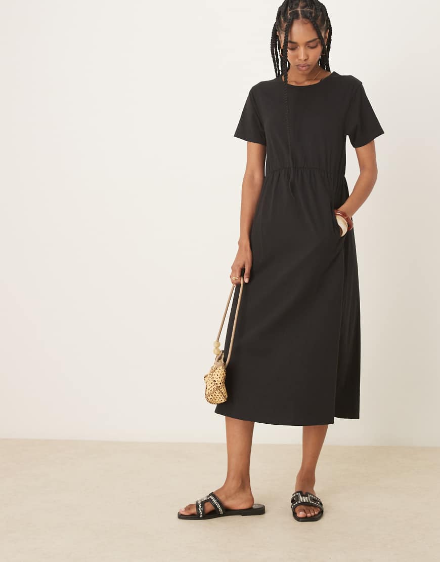 Threadbare - Kurzärmliges Jersey-Midikleid in Schwarz mit Taschen Threadbare - Kurzärmliges Jersey-Midikleid in Schwarz mit Taschen von Threadbare