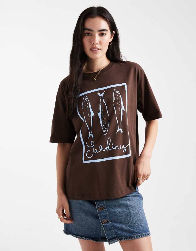 Threadbare - Kurzärmliges T-Shirt aus Baumwolle in Schokobraun mit Sardinen-Grafik-Brown von Threadbare